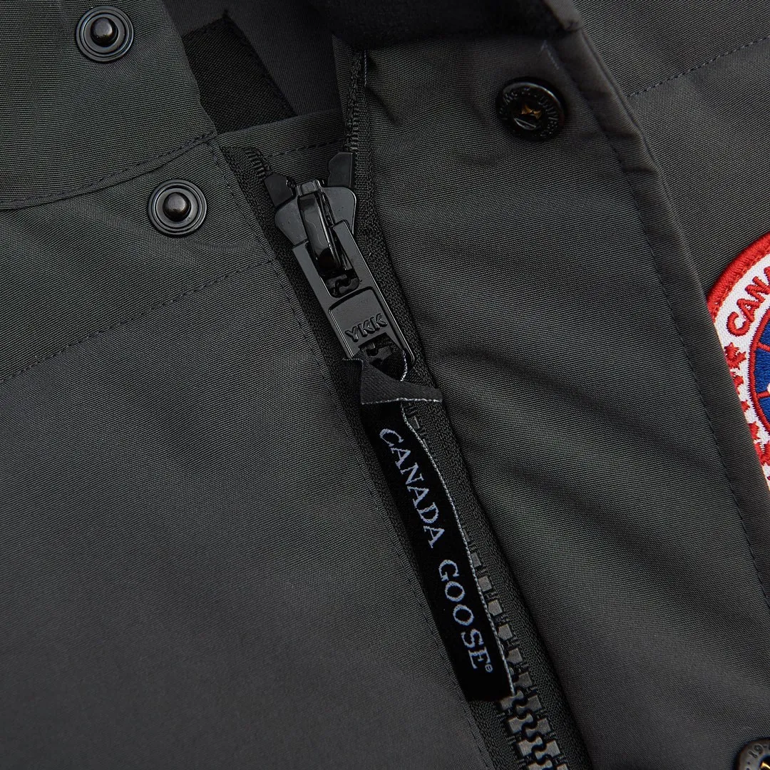 P360 Gray] Canada Goose Canada Goose #Freestyle Crew 4154M Men’s and Women’s Vest Down# ➖ Genuine synchronous anti-counterfeiting chip sensor! ➖ Imported Behringer embroidery machine to customize 10,000-needle embroidery logo! ➖ Imported 21-count polyester-cotton blended original fabric, using Feather-Light 10D waterproof coating fabric, made of 84.5% polyester fiber and 15.5% cotton, 100% the best feel in the entire network! ➖ The genuine official website uses the national standard 80 white duck down, and will never be misled by false claims such as 90 down or goose down! ➖ 100% nylon nylon lining with double double-layer sealing design to prevent velvet from running away. Top-grade polar fleece is used in the collar and pockets to keep warm and comfortable! ➖ Yoshida YKK provides original custom-made electroplated sliders. YKK two-way lockable zippers are tight and smooth and will not peel off paint! ➖ 3M composite original Velcro is durable, and all accessories and hardware are disassembled and customized! ⛔No slander, no exaggeration, no need for too much copywriting, because it is focused, it is professional!  SIZE: XS S M L XL XXL